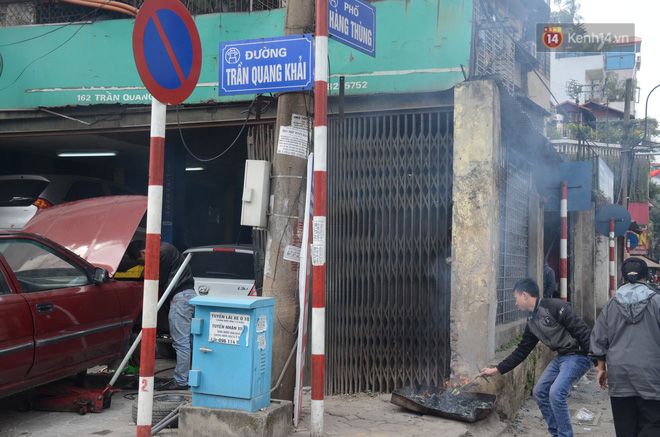 Giật mình thon thót với những cảnh đốt vàng mã ngay xe máy, trụ điện của người dân Thủ đô